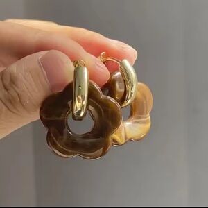 Brown-golden colour marbled Flower Resin Acrylic Hoop Earrings – Huggie Style